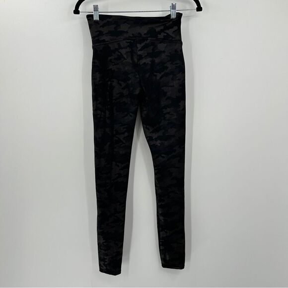 SPANX Look at Me Now Seamless Faux Leather Camo Leggings Black Camouflage Size M - Picture 5 of 11